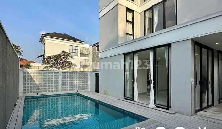 Turun Harga!! Rumah Baru dengan Kolam Renang Posisi Hook di Dalam Townhouse One Get System di Kemang