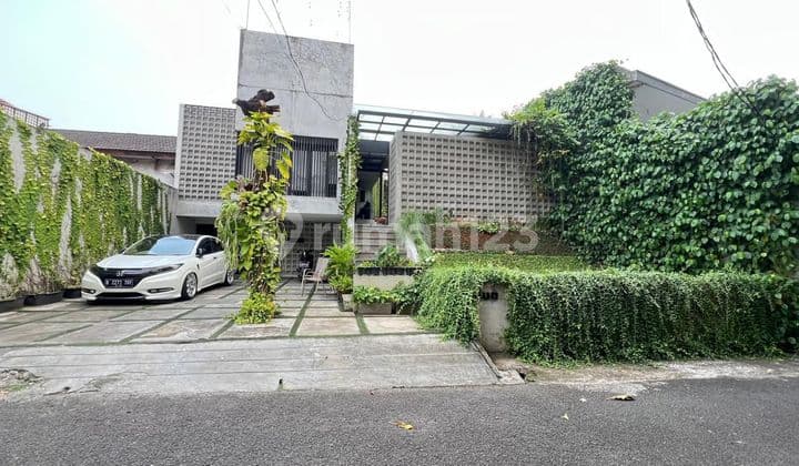 Rumah dengan Kolam Renang dan Rooftop Scbd Area - Kebayoran Baru