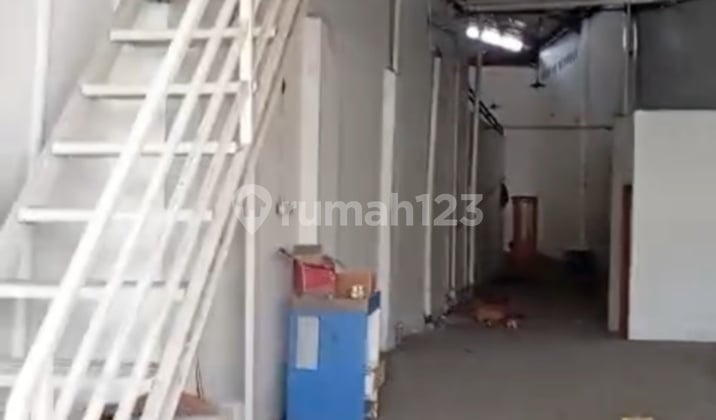 Gudang Tanah Abang Satu Setengah Lantai