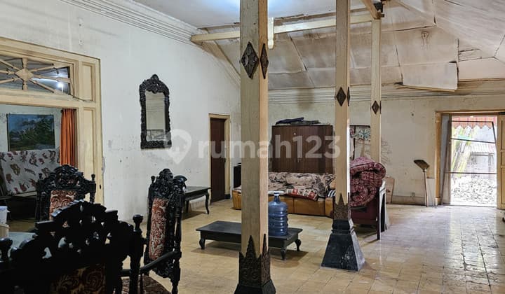 Strategic Old House Located in the Center of Yogyakarta Palace Tourist City.