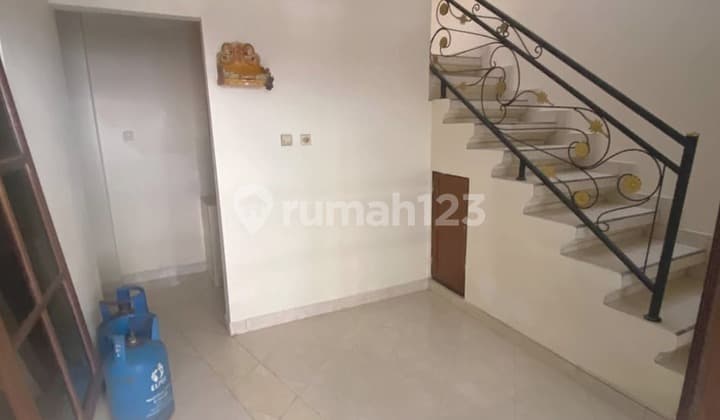 For Sale | Rumah 3 Lantai Masih Terawat Baik & Siap Huni