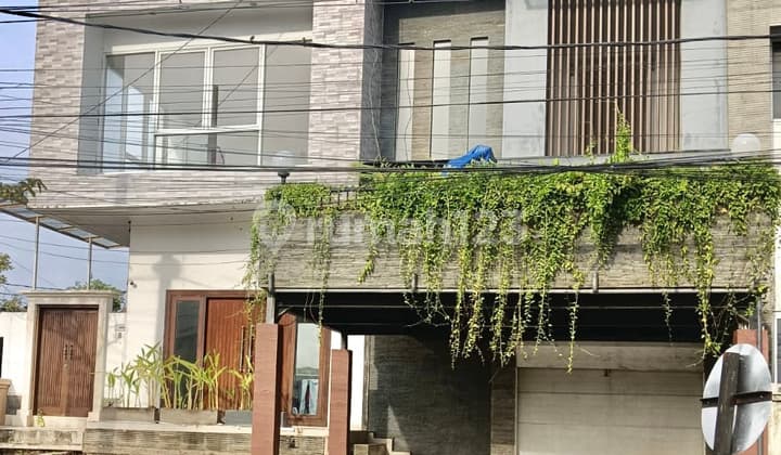 Rumah Semi Villa di Sunset Road Kuta