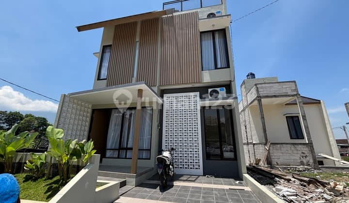 Villa Murah Baru 3 Lantai Kota Batu Harga Nego