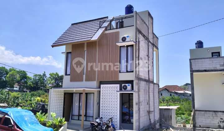 Rumah Villa 2 Lantai Dekat dengan Alun - Alun Kota Batu