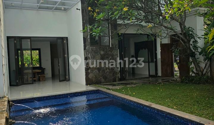 Disewakan Rumah Tropis Dengan Swimming Pool Di Discovery Bintaro