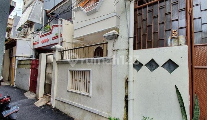 Dijual Rumah Bangunan Kokoh 3 Lantai Di Tengah Kota.