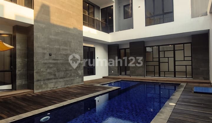 Rumah Mewah Emerald Cove Bangunan Mandiri Gading Serpong