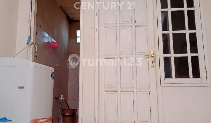 Ready-to-Occupy House, Close to Mall, School & Hospital