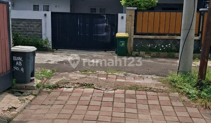 Translation: "For Sale, Ready-to-Occupy House in an Islamic Location"