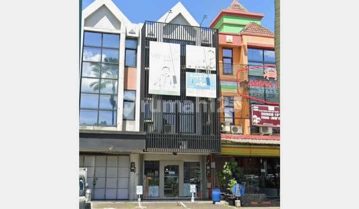 Ruko Terawat 3 Lantai di Jalan Boulevard Gading Serpong, Tangerang