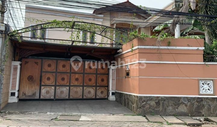 Rumah Mewah di Bawah NJOP Lokasi Strategis Dekat Fasilitas Umum - Pejaten, Jakarta Selatan