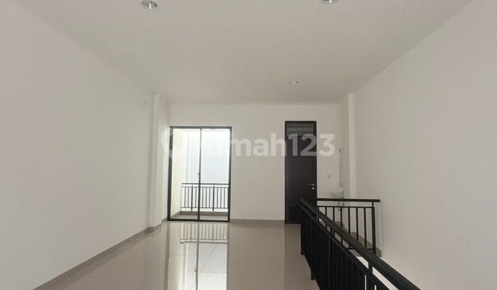 Shop House for Rent in Greenlake - Premium Location for Growing Businesses