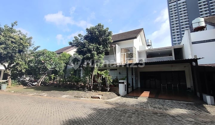 For Quick Sale, Bintaro House Flood-Free 6+1 BR.