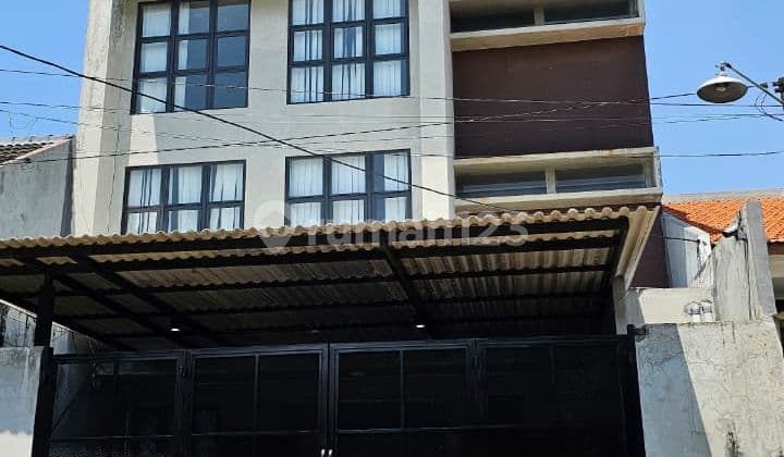 EN: For Rent: 3-Story Industrial Office House on Jl Tenggilis Mejoyo, Surabaya. Wide road frontage, suitable for all types of business.