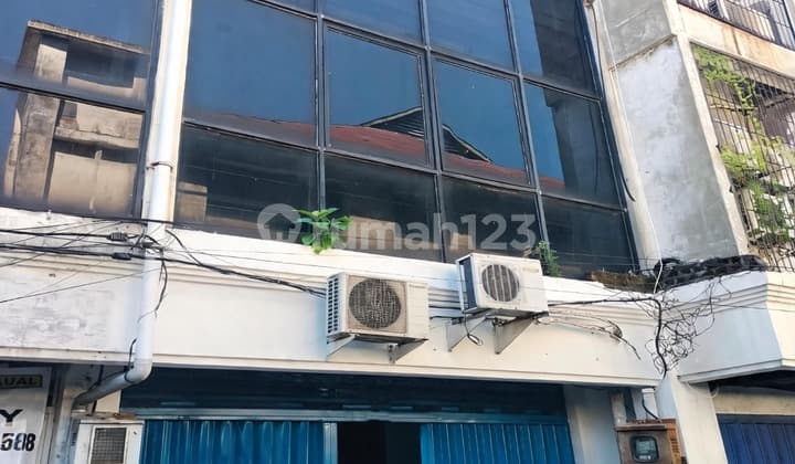Sell/Rent Move-In Ready Shop House 4.5 Floors in the City Center on Jl Veteran, Surabaya