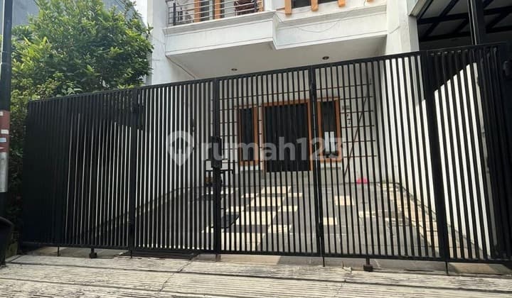 Rumah 3 Lantai di Kelapa Gading - LT 102 M² (6X17), 5 KT, SHM, Hadap Utara