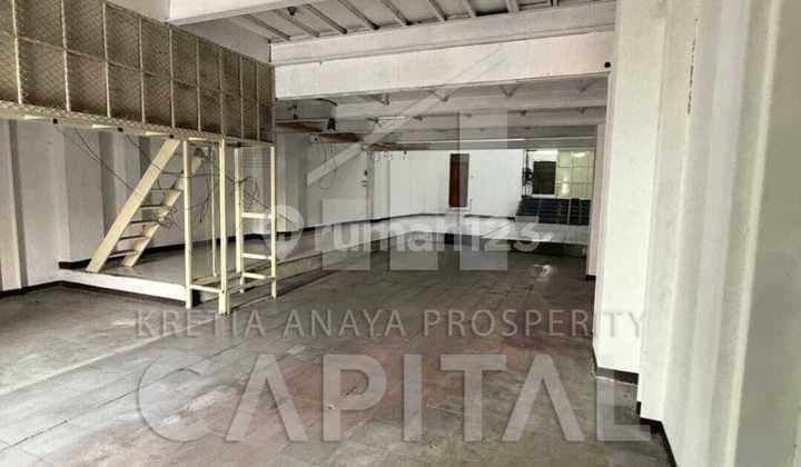 Pas dibutuhkan ada 3 ruko saling terkoneksi berikut bangunan rumah tinggal dan gudang Cimahi