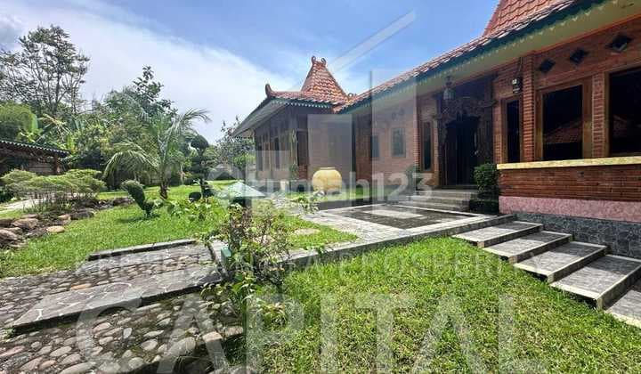 Javanese Style Villa House with Extensive Garden in Purwakarta, Ideal for Vacation or as a Traditional Restaurant