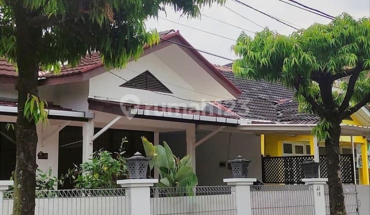 Disewakan Rumah Cantik Siap Huni 325m² Di Jalan Utama, Kemang Pratama 1