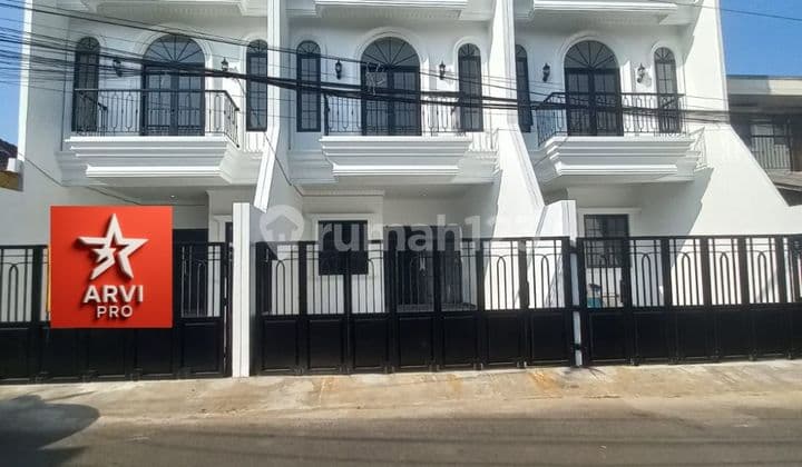 *di Jual Rumah Baru 3 Unit Di Cipinang Cempedak Dengan Desain Classic Modern, Lokasi Sangat Strategis Berada Di Kota Jakarta*