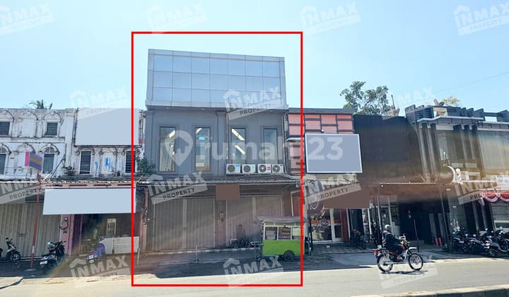 Ruko Kondisi Bagus dan Sangat Terawat, Tingkat, Luas 240m2 Lokasi Sangat Strategis Traffic Ramai Daerah Borobudur Dekat Suhat di Jl. Borobudur Megah, kec. Lowokwaru, Malang