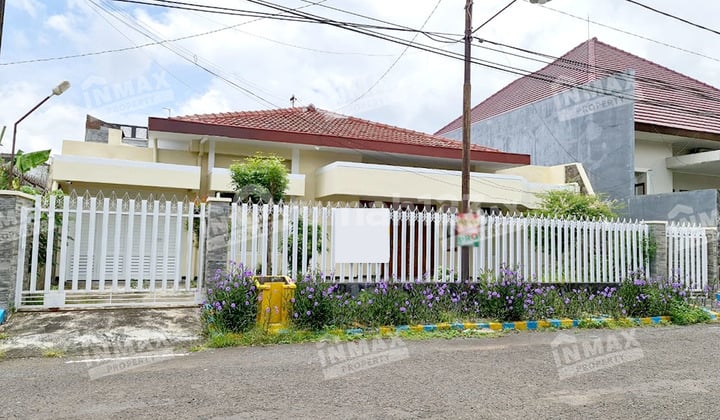 Rumah Bagus Sangat Terawat dan Luas Ada 4 Kamar Daerah Sukun Dekat RS dr. Soepraoen di Jl. Emprit Mas, Kec. Sukun, Malang