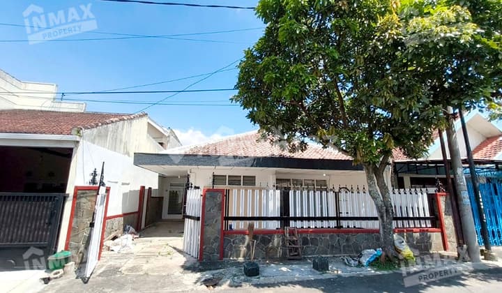 Affordable spacious house ready to occupy with 3 bedrooms and a backyard, located in the Sungai-Sungai area on Jl. Konto, Blimbing District, Malang.