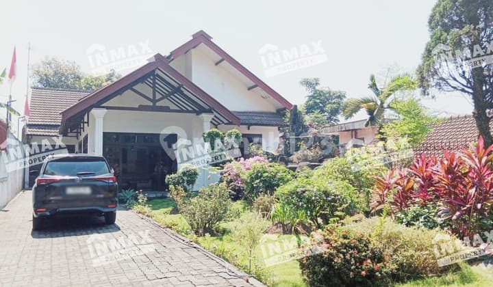 Large House for Rent and Sale, 3 Bedrooms, Semi-Furnished, Located in the Pandaan Area near Cimory on Jl. Raya Prigen