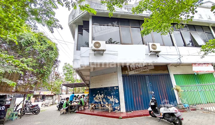 Shop House Corner Position (Corner) Two Floors Area 160m2 Very Strategic Location in Islands Area Near RSI Aisyiyah on Jl. Sulawesi, Klojen, Malang