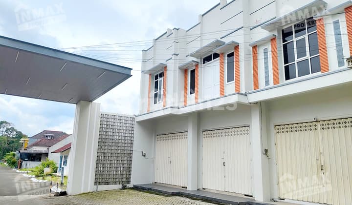 Ready-to-Live Shophouse with 4 Bedrooms and 2 Floors, Wide Parking Area, Located in Junrejo Batu Area on Jl. Griya Taman Asri, Sub-district Junrejo, Batu