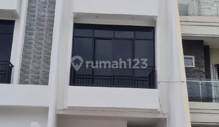 Rumah Baru 4 Lantai Bebas Banjir di Taman Ratu R2326