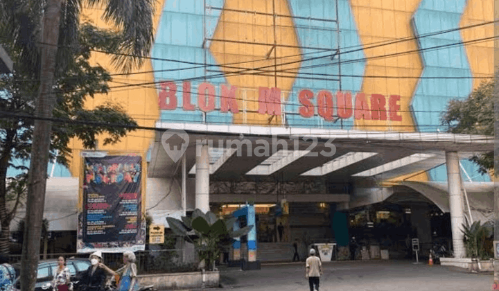 Strategic Kiosk Hook Position at Blok M Square S8782