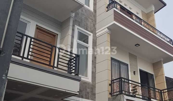 Rented 3-Story House Size 5X15.5M Duri Kosambi West Jakarta