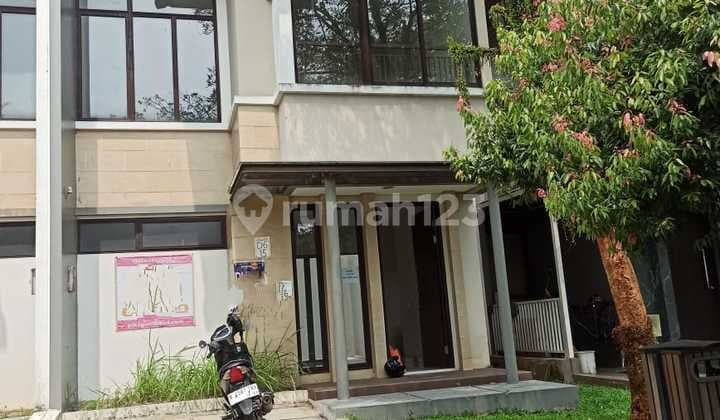Rumah Bagus 2 Lantai depan Taman di BSD Eminent. Illustria
