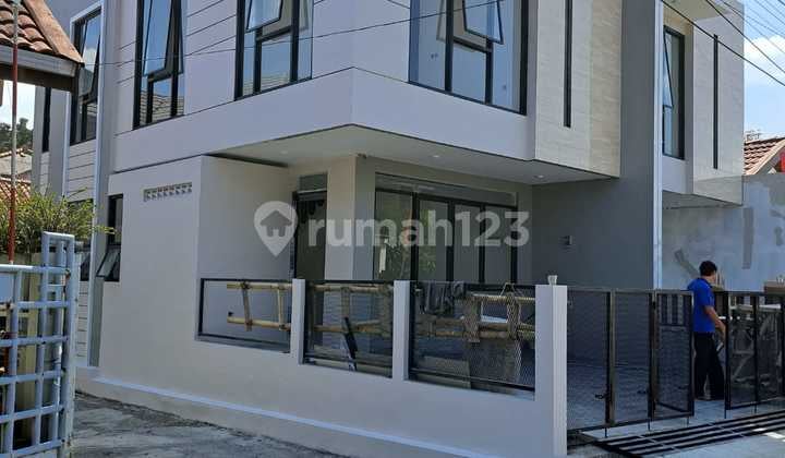Rumah Hook 2 Lantai Tinggal Bawa Koper di Leuwisari