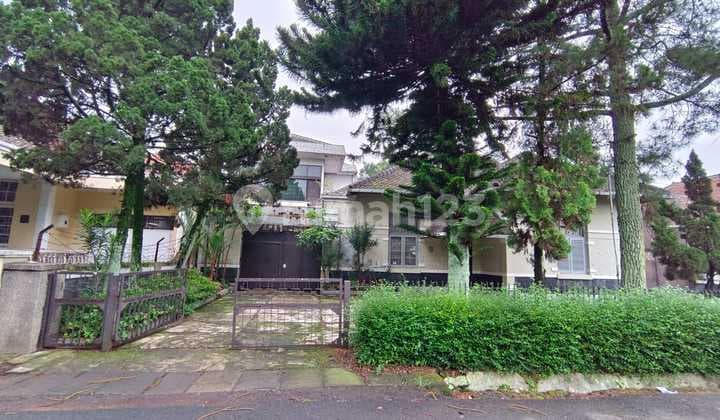 Rumah Besar Lingkungan Tenang. Jarang Ada