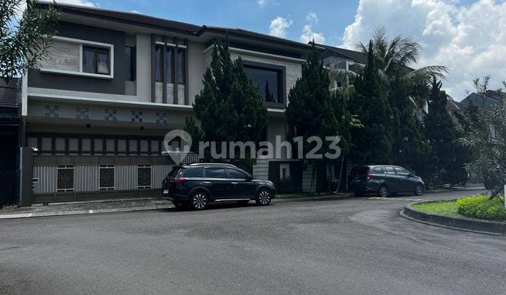 HARGA TERBAIK! Rumah Lux di Boulevard Elite Singgasana Pradhana, Kota Bandung, Fully Furnished Kolam Renang dan Gym