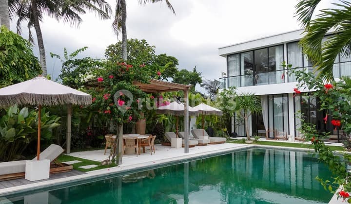 Villa 4 Kamar Tidur dengan Nuansa Tropis Modern di Cepaka