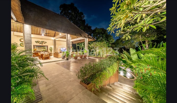 Villa 3 Kamar Tidur dengan Konsep Open Living dan Lingkungan Hutan di Buwit (R-Tb11)