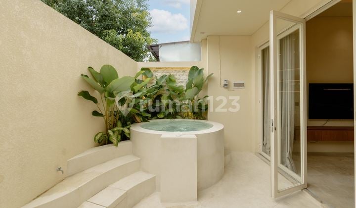 One Bedroom Villa with Outdoor Jacuzzi and Enclosed Living Space in Berawa (R-Cg17)
