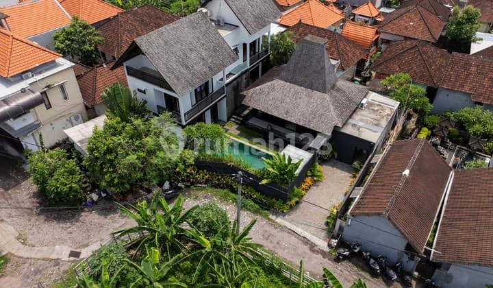 Villa 5 Kamar Tidur dengan Desain Tradisional Joglo di Canggu (B-CG12)
