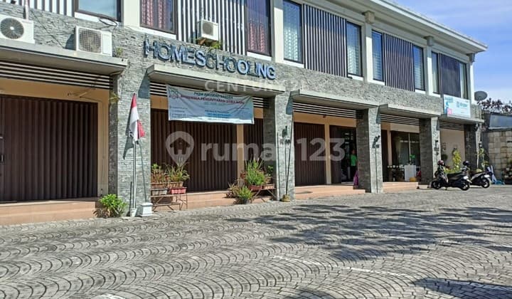 Ruko Di Area Perumahan Eksklusif Di Jalan Palagan