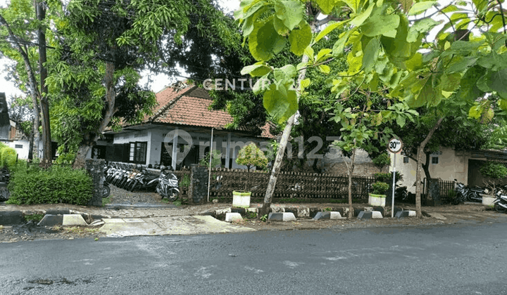 Rumah Model Kolonial Di Pinggir Jalan Besar