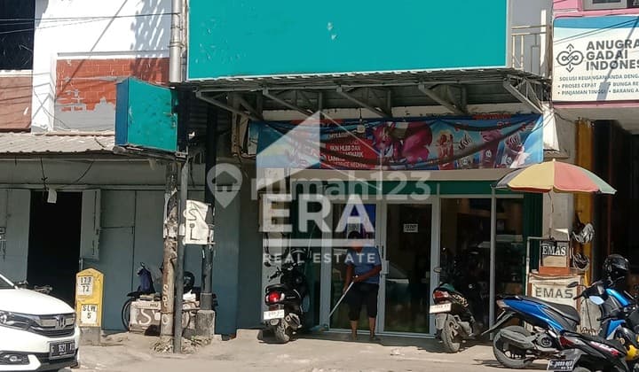 For sale: 3-story shophouse on Jalan Raya Benjaran, Adiwerna.