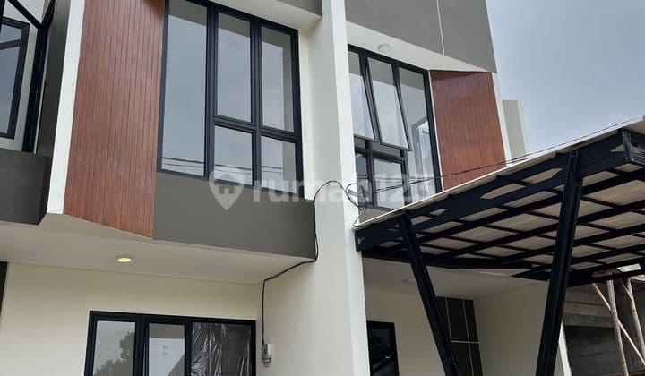 Rumah 2 Lantai Dekat Akses 2 Pintu Tol Tidak Banjir