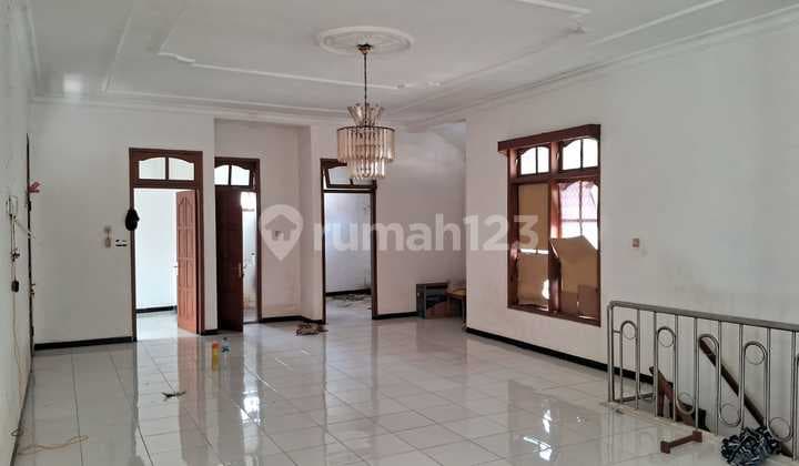 Rumah Modern 2 Lantai Kota Madiun, Madiun