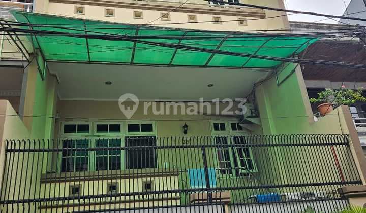Rumah 2 Setengah Lantai Dekat Dengan Pasar Dan Sekolah