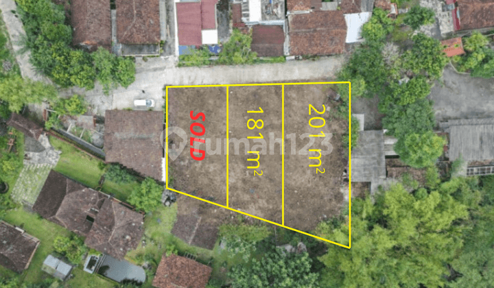 There is a Water Flow at the Back Suitable for Building a Villa