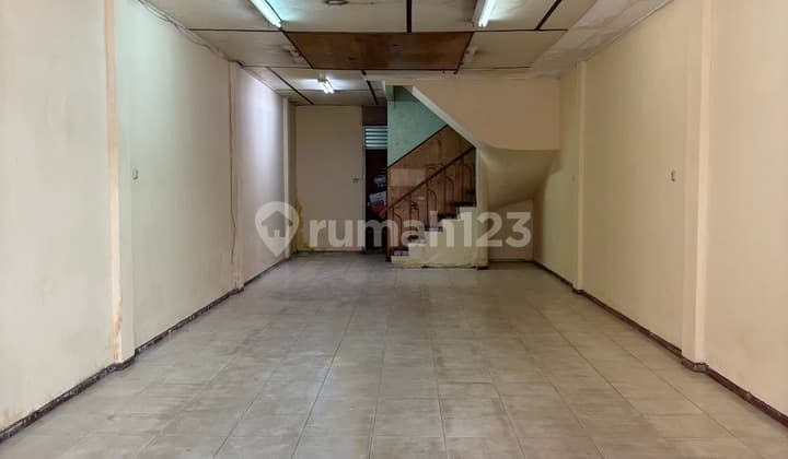 Ruko Jalan Raya Tengah Kota Dekat Mall.strategis.cocok Untuk Buka Usaha Kantor Toko