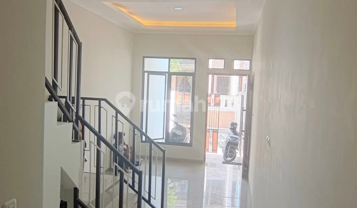 Sewa Rumah Baru Taman Ratu 4 Lantai 4 KT Ada Carport Greenville